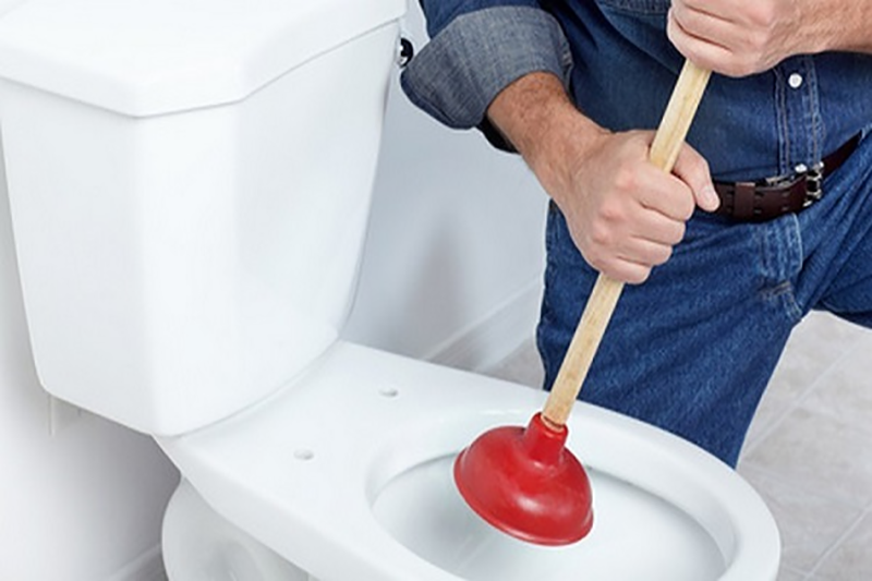 su-dung-pitong-khi-bon-cau-toto-xa-nuoc-yeu