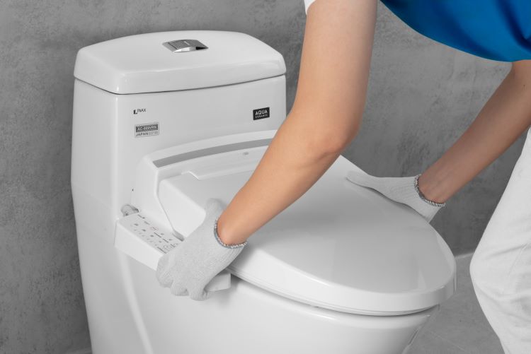 Cách Tháo Nắp Bồn Cầu INAX 1 Khối & 2 Khối Đúng Kỹ Thuật 2 thay-nap-bon-cau-2